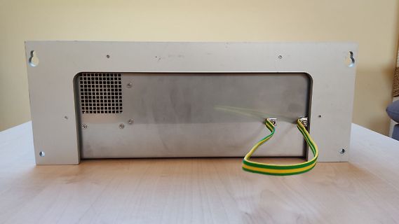 Rückseite eines Metallgehäuses mit Flachbandkabel