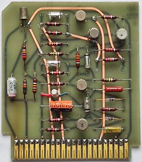 Geätzte Leiterplatte mit elektronischen Bauteilen