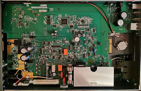 Innenansicht einer Leiterplatte mit elektronischen Bauteilen