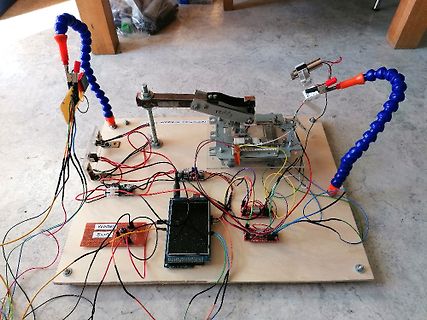 Elektronik-Versuchsaufbau auf Holzplatte mit Mikrocontroller und Display