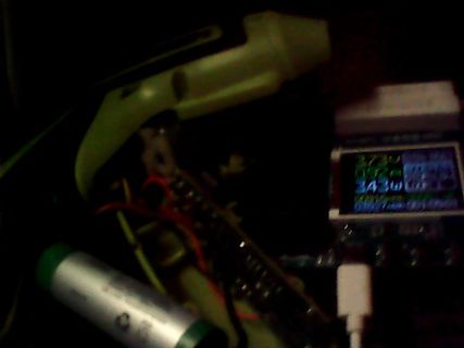 Elektronikbauteile und Display in dunkler Umgebung