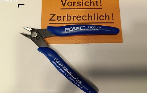 Seitenzange auf braunem Untergrund
