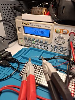 Digitalmultimeter misst Widerstand auf Breadboard