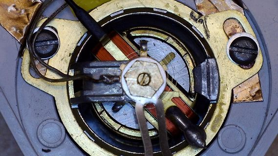 Nahaufnahme einer mechanischen oder elektrischen Baugruppe mit Werkzeug