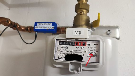 Gaszähler mit digitaler Anzeige und Verkabelung