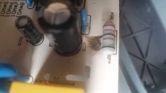 Nahaufnahme einer Leiterplatte mit Elektrolytkondensatoren und Widerstand