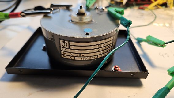 Elektromotor mit Krokodilklemmen auf Montageplatte