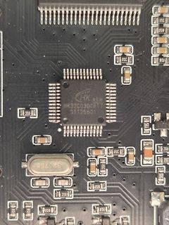 Nahaufnahme eines Mikrocontrollers auf einer Leiterplatte
