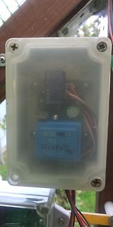 Elektronikbauteile in einem transparenten Kunststoffgehäuse