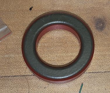 Metallischer Ring mit roter Beschichtung