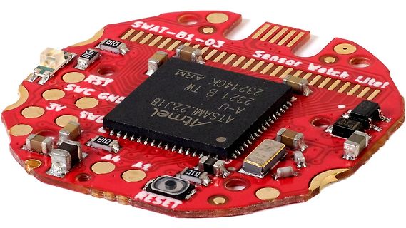 Bestückte rote Leiterplatte mit Atmel Mikrocontroller
