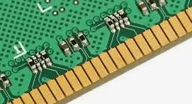 Nahaufnahme einer Leiterplatte mit Goldkontakten
