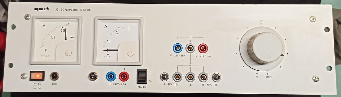 Frontplatte eines AC-DC-Netzteils