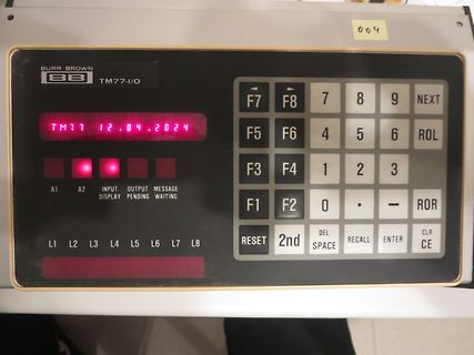 Bedienfeld eines Burr-Brown TM77-I/O Messgeräts
