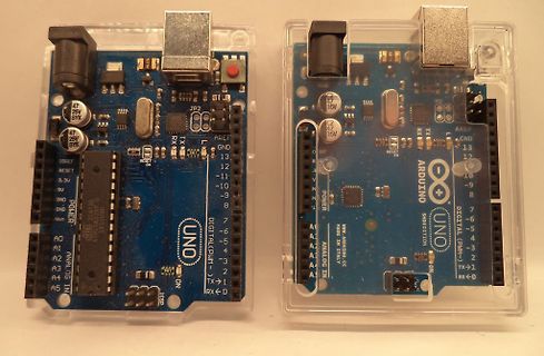 Zwei Arduino Uno Mikrocontroller in Kunststoffgehäusen