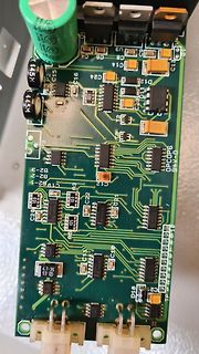 Nahaufnahme einer grünen Leiterplatte mit elektronischen Bauteilen