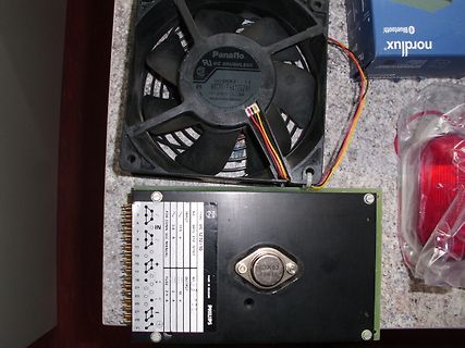 Lüfter und Philips Netzteil auf Tisch