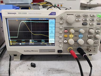 Tektronix TBS 1102B Digital Oszilloskop mit Wellenform