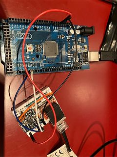 Mikrocontroller-Aufbau mit Breadboard und Verkabelung