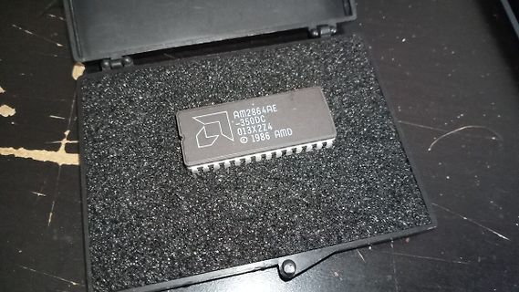 AMD AM2864AE Speicherchip in Kunststoffbox