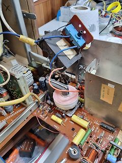 Innenansicht eines geöffneten elektronischen Geräts mit Leiterplatte