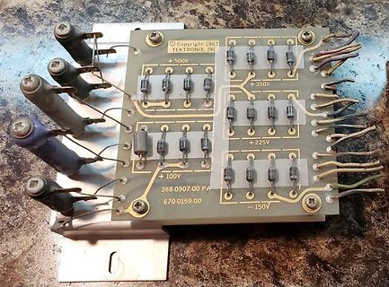 Alte Tektronix Leiterplatte mit Spannungsstufen