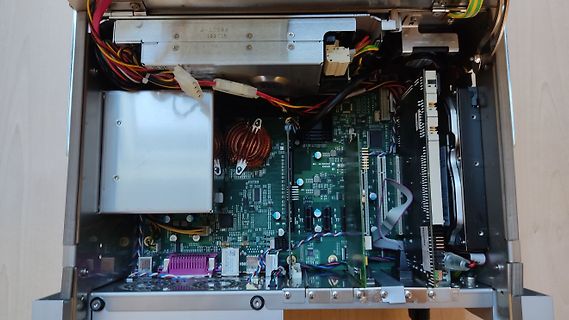 Innenansicht eines geöffneten elektronischen Geräts mit Platinen