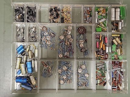 Sortiment an elektronischen Bauteilen in einer Kunststoffbox