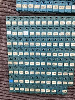 Sortierbox mit beschrifteten elektronischen Bauteilen