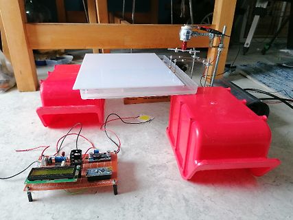 Elektronik-Aufbau mit Mikrocontroller und LCD-Display
