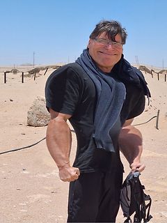 Mann in Wüstenlandschaft