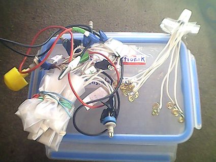 Messleitungen und Kabel in einer Kunststoffbox
