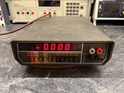 Digitales Multimeter mit Display und Anschlüssen