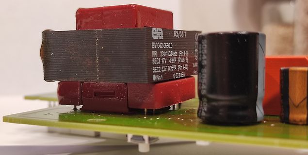 Transformator und Elektrolytkondensator auf Leiterplatte