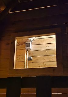 Elektronikkomponenten an einer Holzwand