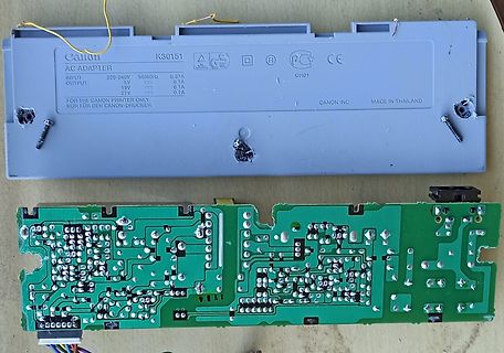Geöffnetes Canon AC Adapter Gehäuse und Leiterplatte