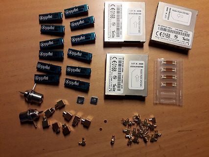Elektronikbauteile, Sensoren und Steckverbinder auf Holzuntergrund