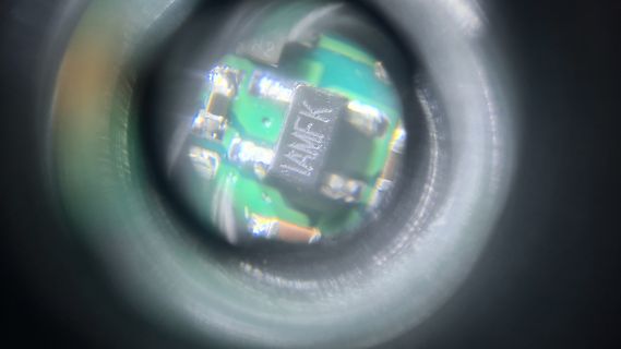 Makroaufnahme eines elektronischen Bauteils auf Leiterplatte
