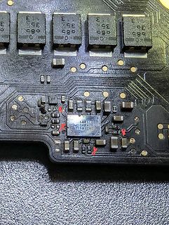 Nahaufnahme einer Leiterplatte mit IC und Schaltern