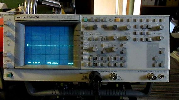 Fluke PM3370B Oszilloskop mit horizontaler Linie