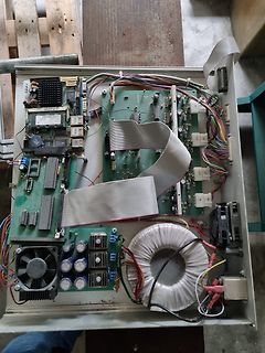 Innenansicht eines elektronischen Geräts mit Leiterplatten und Kabeln