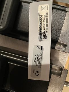 Aufkleber auf einem Gehäuse