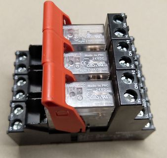 Drei Relaismodule mit roter Klemme