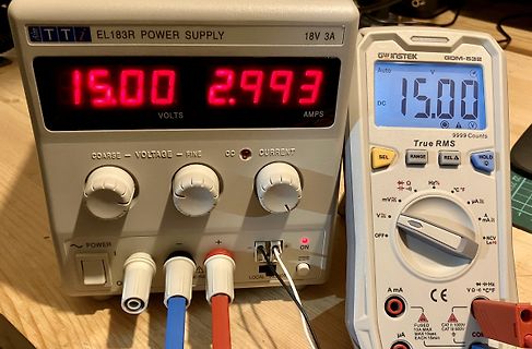 Labornetzteil und Multimeter mit Messwerten