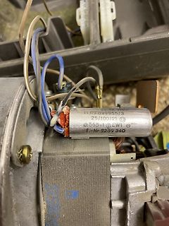 Detailaufnahme eines Elektromotors mit Typenschild