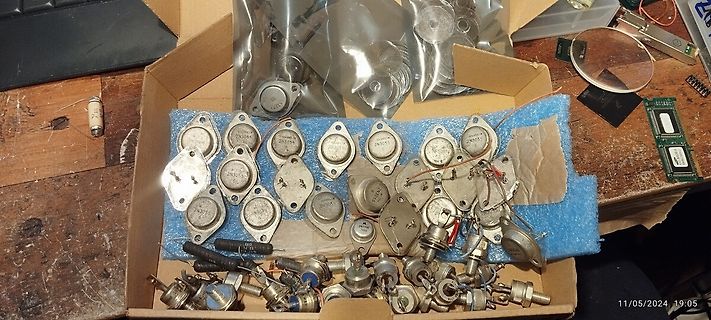 Diverse Leistungstransistoren und elektronische Bauteile in einer Kiste