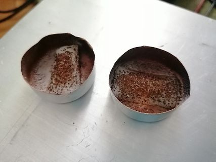 Zwei Metallschalen auf einer hellen Oberfläche