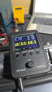 Handheld Oszilloskop DSO Shell auf Werkstattuntergrund