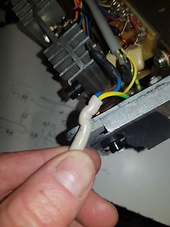 Hand hält isoliertes Kabel in einem elektronischen Gerät