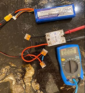 LiPo-Akku, Solid State Relay und Multimeter auf Tisch